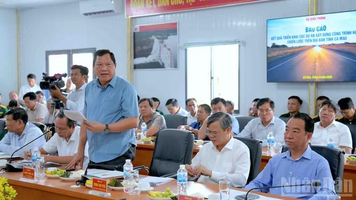 Phó Chủ tịch Thường trực Ủy ban nhân dân tỉnh Cà Mau Lâm Văn Bi báo cáo tình hình triển khai các công trình trọng điểm tại Cà Mau. (Ảnh: HỮU TÙNG)