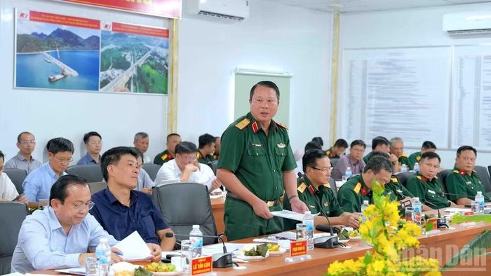 Đại diện Binh đoàn 12 báo cáo tiến độ công trình và các khó khăn, vướng mắc tại buổi làm việc. (Ảnh: HỮU TÙNG)