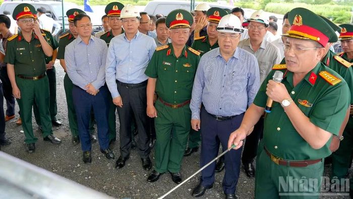 Phó Thủ tướng Thường trực Chính phủ Phạm Gia Túc (thứ hai từ phải qua) nghe đơn vị thi công báo cáo tình hình triển khai Dự án cao tốc Cà Mau-Đất Mũi. (Ảnh: HỮU TÙNG)