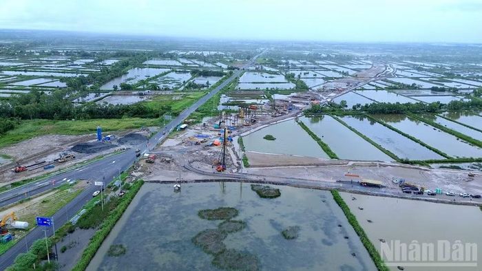  Các công trình trọng điểm khu vực Đồng bằng sông Cửu Long được yêu cầu đẩy nhanh tiến độ nhưng phải bảo đảm về chất lượng. Trong ảnh là công trường cao tốc Cà Mau-Đất Mũi đoạn tại cầu vượt nút giao cuối tuyến cao tốc Cà Mau-Cần Thơ. (Ảnh: HỮU TÙNG) 