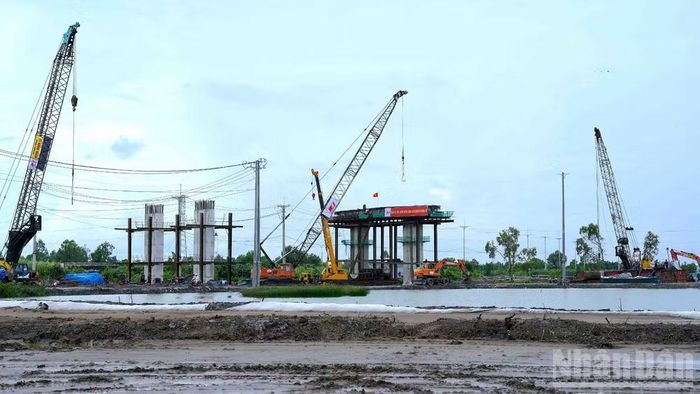 Thiết bị thi công trên công trường cao tốc Cà Mau-Đất Mũi đoạn tại cầu vượt nút giao cuối tuyến cao tốc Cà Mau-Cần Thơ. (Ảnh: HỮU TÙNG)