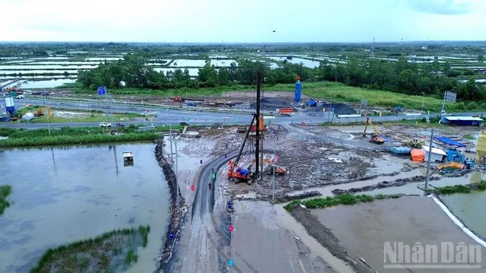 Một góc cao tốc Cà Mau-Đất Mũi tại nút giao cuối tuyến với cao tốc Cà Mau-Cần Thơ. (Ảnh: HỮU TÙNG)