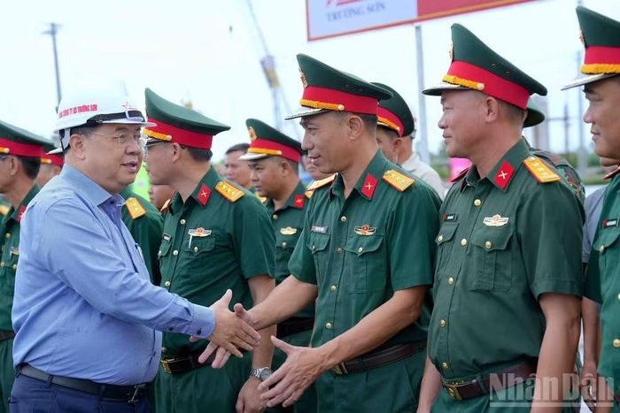 Ủy viên Bộ Chính trị, Phó Thủ tướng Thường trực Chính phủ Phạm Gia Túc thăm lực lượng thi công cao tốc Cà Mau-Đất Mũi. (Ảnh: HỮU TÙNG)
