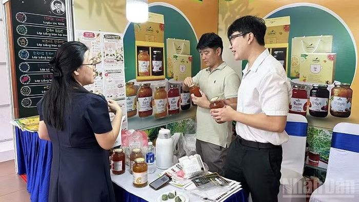 Khách tham quan, tìm hiểu sản phẩm mật ong tại một gian hàng Hàn Quốc tại Diễn đàn. (ảnh: HOÀNG LIÊM)