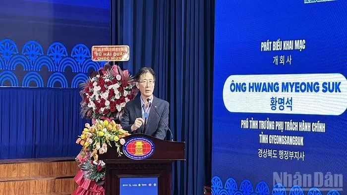 Ông Hwang Myoung Suk, Phó Tỉnh trưởng phụ trách hành chính tỉnh Gyeongsangbuk, phát biểu tại Diễn đàn. (Ảnh: HOÀNG LIÊM)