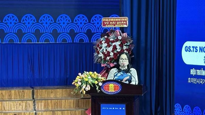 Giáo sư, Tiến sĩ Ngô Thị Phương Lan, Hiệu trưởng Trường đại học Khoa học Xã hội và Nhân văn (Đại học Quốc gia Thành phố Hồ Chí Minh), phát biểu tại Diễn đàn. (Ảnh: HOÀNG LIÊM)