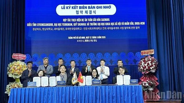 Trường đại học Khoa học Xã hội và Nhân văn (Đại học Quốc gia Thành phố Hồ Chí Minh), Trường đại học Yeungnam; Quỹ Saemaul và tỉnh Gyeongsangbuk ký kết Biên bản ghi nhớ về thịnh vượng chung bền vững và thiết lập quan hệ đối tác kinh tế Saemaul toàn cầu. (Ảnh: HOÀNG LIÊM)