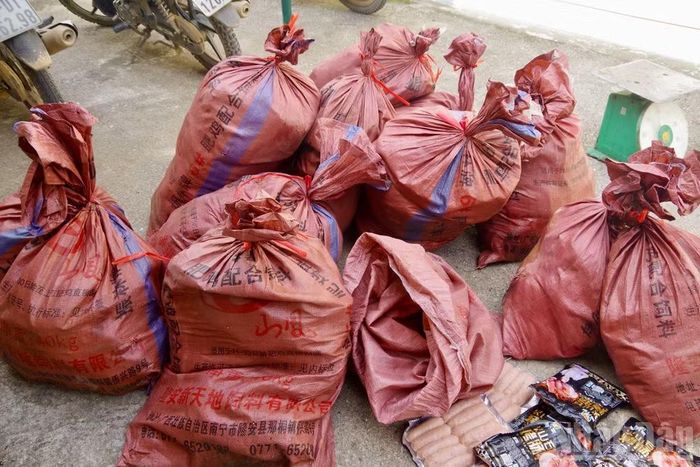 Các bao tải dứa chứa tang vật thu được. (Ảnh: VI TOÀN)