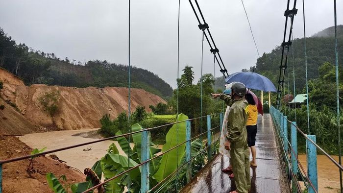 Ban Chỉ huy Phòng thủ dân sự và Công an xã Avương kiểm tra các điểm xung yếu trên địa bàn chiều 12/9. (Ảnh: Công an xã Avương cung cấp)