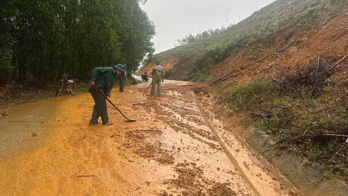 Mưa lớn làm sạt lở một số điểm trên địa bàn các xã miền núi Đà Nẵng. (Ảnh: Bộ Chỉ huy Quân sự thành phố cung cấp)