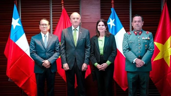  Đại sứ Nguyễn Việt Cường chụp ảnh kỷ niệm cùng các đại biểu Chile tham dự sự kiện. ﻿(Ảnh: Đại sứ quán Việt Nam tại Chile cung cấp) 
