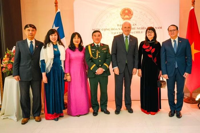  Thứ trưởng Ngoại giao Chile Patricio Torres chụp ảnh kỷ niệm với cán bộ Đại sứ quán Việt Nam tại Chile. ﻿(Ảnh: Đại sứ quán Việt Nam tại Chile cung cấp) 