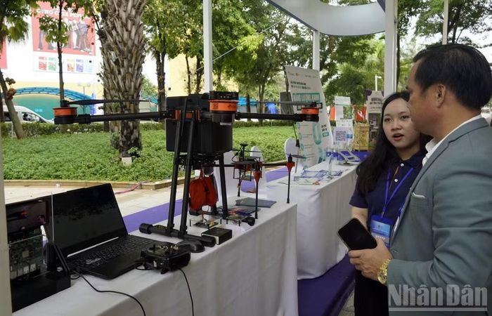 Giới thiệu sản phẩm drone do doanh nghiệp thành phố chế tạo bên lề sự kiện Đối thoại Hữu nghị Thành phố Hồ Chí Minh lần thứ 3, năm 2026. (Ảnh: Lê Đình Thìn)