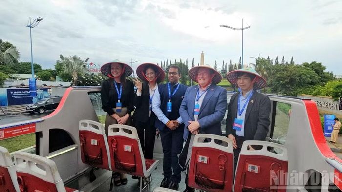 Khách quốc tế đến tham dự sự kiện Đối thoại Hữu nghị Thành phố Hồ Chí Minh lần thứ 3 năm 2026 chụp ảnh trên xe buýt 2 tầng đi tham quan Vũng Tàu. (Ảnh: Lê Đình Thìn)