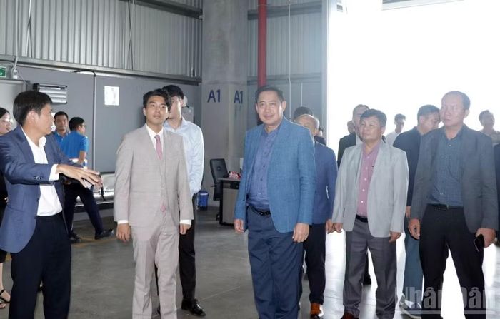 Đoàn khách đến từ Lào thăm Khu công nghiệp chuyên sâu Phú Mỹ 3.( Ảnh: Lê Đình Thìn)