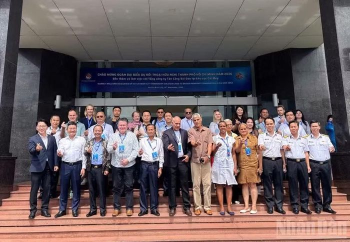 Khách tham quan chụp ảnh lưu niệm trước tòa nhà điều hành của Tổng Công ty Tân Cảng Sài Gòn tại Phú Mỹ, Thành phố Hồ Chí Minh sáng 12/9. (Ảnh: Lê Đình Thìn)
