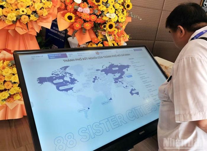 Một người dân xem bản đồ thể hiện 88 thành phố trên thế giới có quan hệ hữu nghị, hợp tác với Thành phố Hồ Chí Minh. (Ảnh: Lê Đình Thìn)