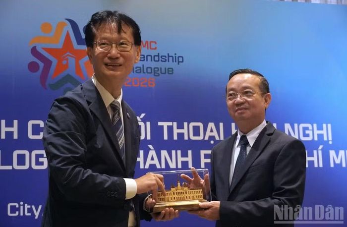 Đồng chí Nguyễn Lộc Hà, Phó Chủ tịch Thường trực Ủy ban nhân dân Thành phố Hồ Chí Minh tặng quà lưu niệm là mô hình trụ sở làm việc của Ủy ban nhân dân Thành phố Hồ Chí Minh cho ông Tomohide Sato, Phó Thống đốc Vùng Thủ đô Tokyo, Nhật Bản. (Ảnh: Lê Đình Thìn)