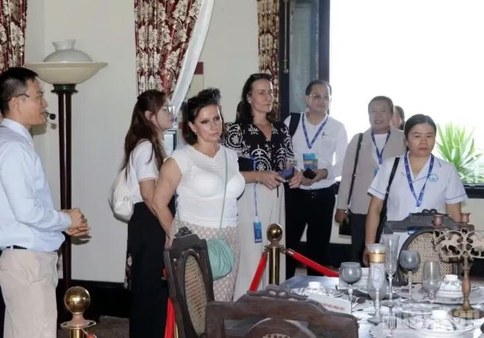 Du khách tham quan di tích Bạch Dinh sáng 12/9. (Ảnh: Lê Đình Thìn)