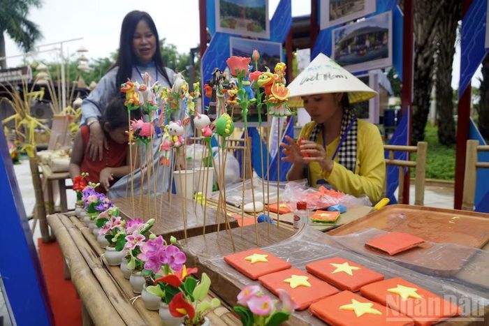 Làm cờ Tổ quốc, tò he dân gian để tặng khách tại Đối thoại Hữu nghị Thành phố Hồ Chí Minh lần 3 năm 2026. (Ảnh: Lê Đình Thìn)