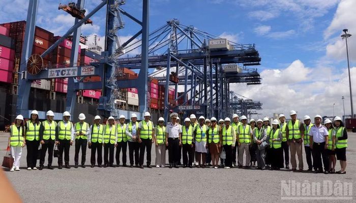 Khách quốc tế chụp ảnh lưu niệm tại cảng của Tân Cảng Sài Gòn.(Ảnh: Lê Đình Thìn)