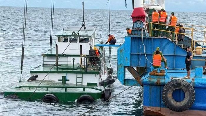 Lực lượng chức năng trục vớt tàu gặp nạn. (Ảnh: BỘ ĐỘI BIÊN PHÒNG AN GIANG)