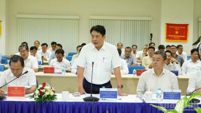 Tập đoàn Điện lực Việt Nam (EVN) báo cáo tại buổi làm việc. (Ảnh: VĂN ÚT)