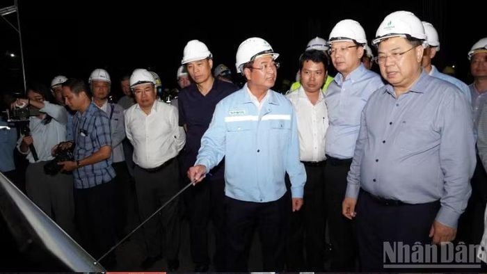 Ủy viên Bộ Chính trị, Phó Thủ tướng Thường trực Chính phủ Phạm Gia Túc kiểm tra hiện trường Nhà máy Nhiệt điện Ô Môn. (Ảnh: VĂN ÚT)