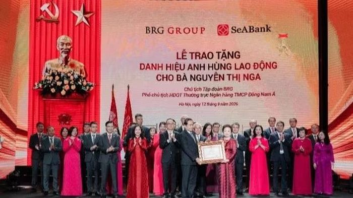 Đồng chí Trần Thanh Mẫn - Chủ tịch Quốc hội trao tặng danh hiệu Anh hùng Lao động thời kỳ đổi mới cho Bà Nguyễn Thị Nga - Chủ tịch Tập đoàn BRG. (Ảnh: BRG)