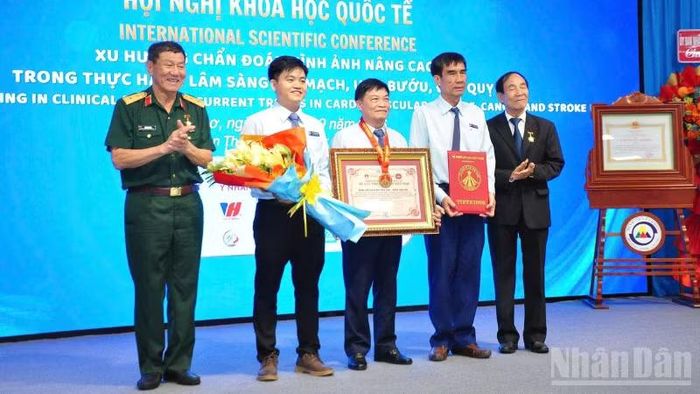 Bệnh viện đa khoa Hòa Hảo-Medic Cần Thơ được tặng bằng kỷ lục Việt Nam. (Ảnh: Bệnh viện cung cấp)