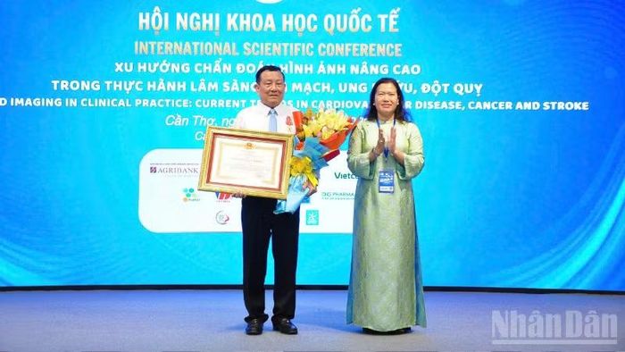 Bà Nguyễn Thị Ngọc Điệp, Phó Chủ tịch Ủy ban nhân dân thành phố Cần Thơ, trao Huân chương Lao động hạng Ba của Chủ tịch nước tặng Thiếu tướng Vũ Cao Quân. (Ảnh: Bệnh viện cung cấp)