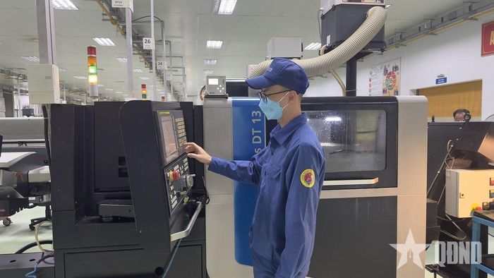 Công nhân điều khiển dây chuyền hiện đại tại Nhà máy Z129. Ảnh: CHIẾN THẮNG