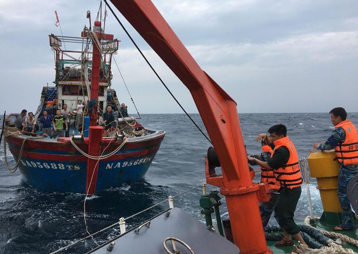 Lực lượng Hải đội 2, Ban chỉ huy Bộ đội Biên phòng tỉnh Nghệ An cứu hộ tàu cá gặp nạn trên biển. 