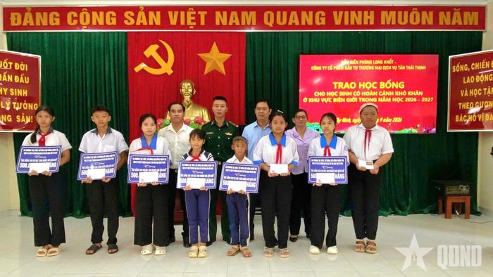 Các học sinh được nhận học bổng. 