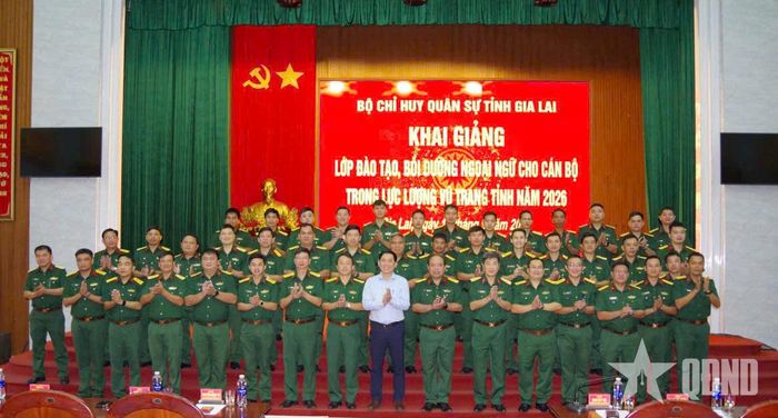 Các đại biểu dự khai giảng và cán bộ tham gia lớp học.