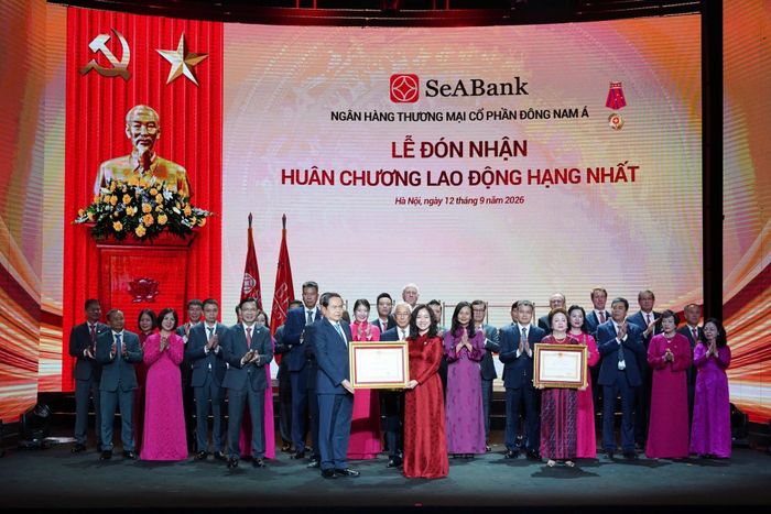   Chủ tịch Quốc hội Trần Thanh Mẫn trao Huân chương Lao động hạng Nhất tặng Ngân hàng SeABank. Ảnh: HUY HƯNG 