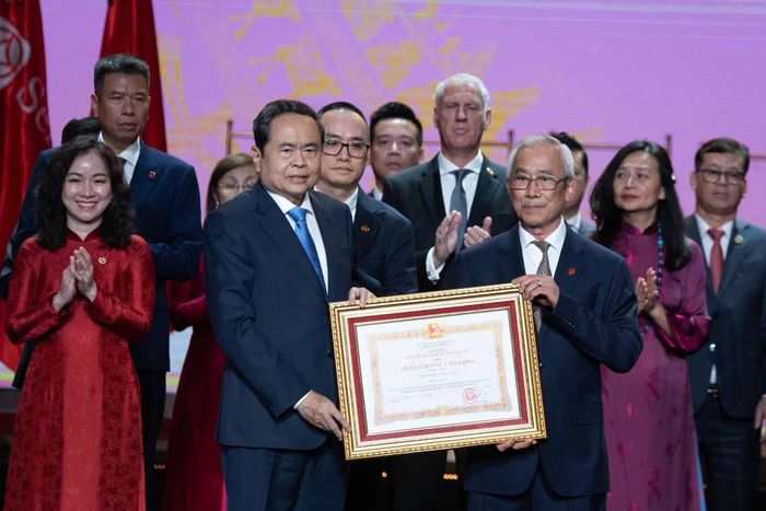   Chủ tịch Quốc hội Trần Thanh Mẫn trao Huân chương Lao động hạng Nhất tặng Tập đoàn BRG. Ảnh: LÂM HIỂN 
