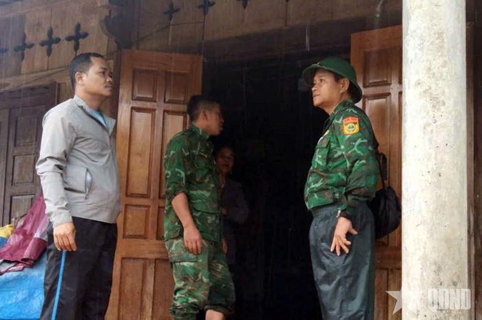  Đồn Biên phòng cửa khẩu Hồng Vân (Ban Chỉ huy Bộ đội Biên phòng TP Huế) phối hợp với chính quyền địa phương tuyên truyền, vận động người dân.