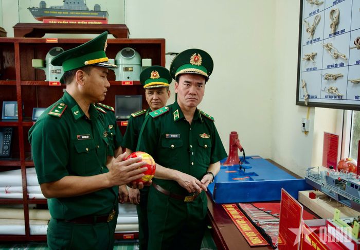 Trung tướng Vũ Trung Kiên kiểm tra thực tế công tác huấn luyện, các sáng kiến tại Hải đội 2 Biên phòng.