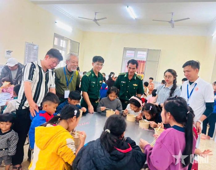  Các em thiếu nhi thưởng thức bữa ăn trong chương trình “Biên cương - Đêm hội Trăng rằm” tại xã biên giới Quảng Trực. 