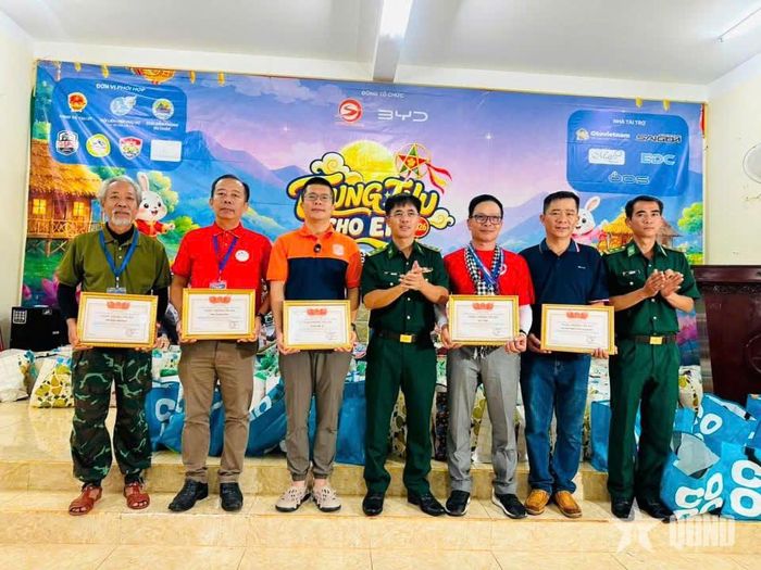  Ban Chỉ huy Đồn Biên phòng Bu Cháp trao biểu trưng tri ân các nhà tài trợ tại chương trình.