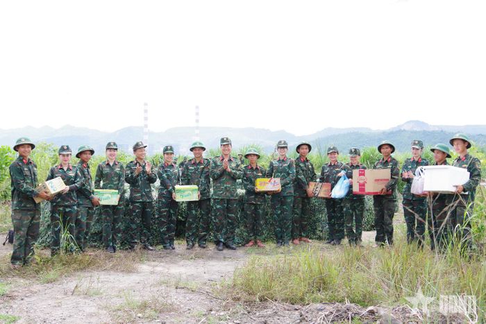  Lãnh đạo Bộ CHQS TP Quảng Ninh và Hội Phụ nữ cơ quan Bộ CHQS thành phố trao tặng các phần quà, động viên cán bộ, chiến sĩ, lực lượng dân quân đang thực hiện nhiệm vụ. 