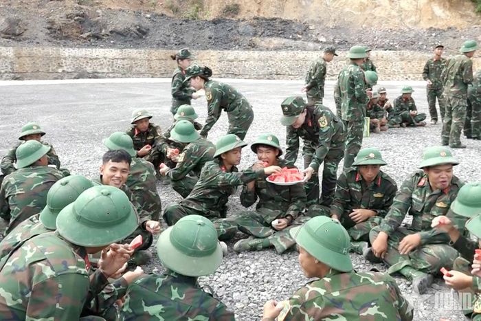 Hội Phụ nữ cơ quan Bộ CHQS thành phố tổ chức chương trình “Bát nước thao trường”, thăm hỏi, động viên cán bộ, chiến sĩ và các lực lượng thực hiện nhiệm vụ chuẩn bị diễn tập. 