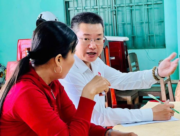 ông Võ Văn Tú - Phó Giám đốc Trung tâm Phục vụ hành chính công xã Thăng Bình, hướng dân người dân.