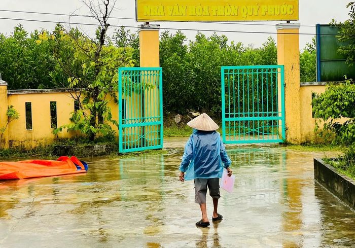 Người dân đến và đi một cách thong thả trong niềm vui và hạnh phúc.