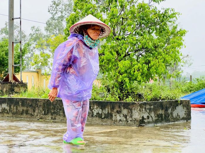 Người dân đội mưa đến nhà thôn để giải quyết hành chính.