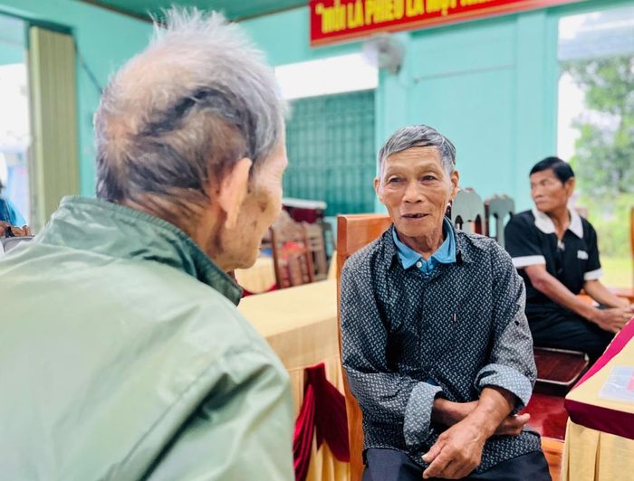Tại nhà thôn, người dân thoải mái nói chuyện, trao đổi khi gặp nhau.