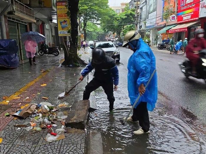  Lực lượng chức năng phường Hải Châu khơi thông cống rảnh tại đường Triệu Nữ Vương 