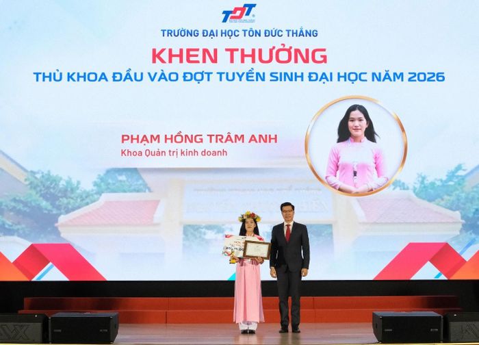  Trâm Anh nhận học bổng thủ khoa đầu vào tại Lễ khai giảng năm học 2026-2027. 
