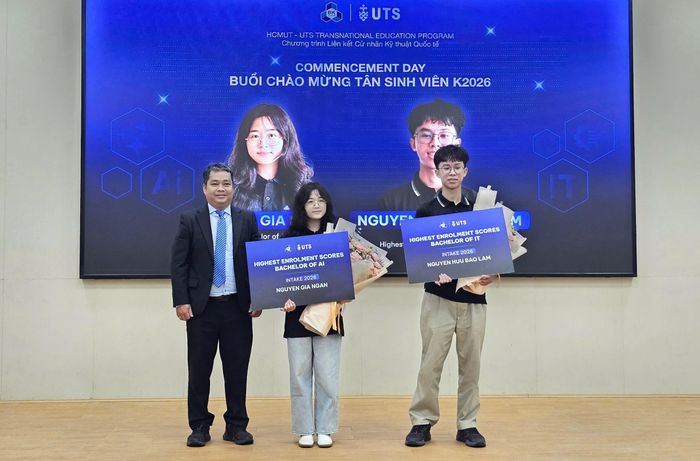  Nguyễn Gia Ngân (giữa) và Nguyễn Hữu Bảo Lâm (bìa phải) nhận tuyên dương, ngày 11-9. Ảnh: CÔNG CHƯƠNG 
